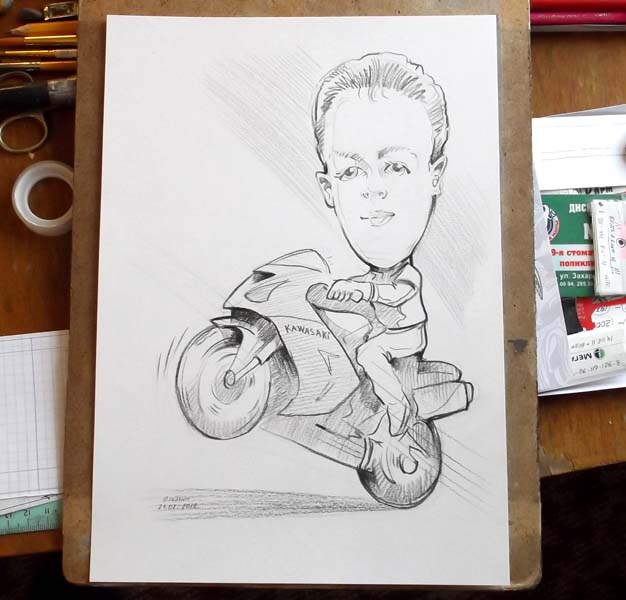 Мотоциклист в стойке углем шаржист Михаил Шабалин, шаржист Мишель 